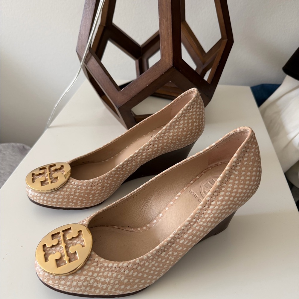 Tory Burch Women's Cream and Gold Loafers